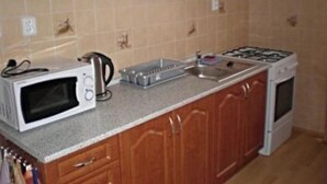 Wasserkocher mit Kaffee-/Teezubehör, Kühlschrank, Mikrowelle, Ofen