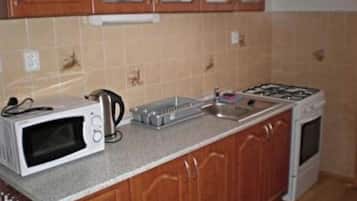 Fridge, microwave, oven, coffee/tea maker