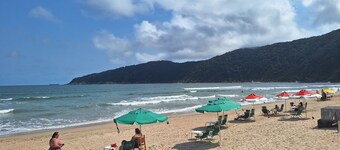 House in Guaiuba Beach-Guarujá, Barbecue + swimming pool (children's/adult/hydro)