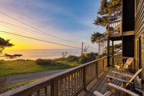 Terrace/patio - Stunning Ocean Views, Steps to Beach Tranquil Retreat Cove Keep by Avantstay (Arch Cape)