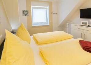 Casa | 2 habitaciones, muebles diferentes y tabla de planchar con plancha