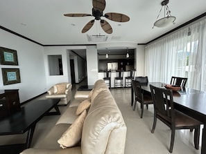 Smart TV - Luxury Beachfront Condo 3bd/3.5ba in the Heart of Jacó (Jacó)