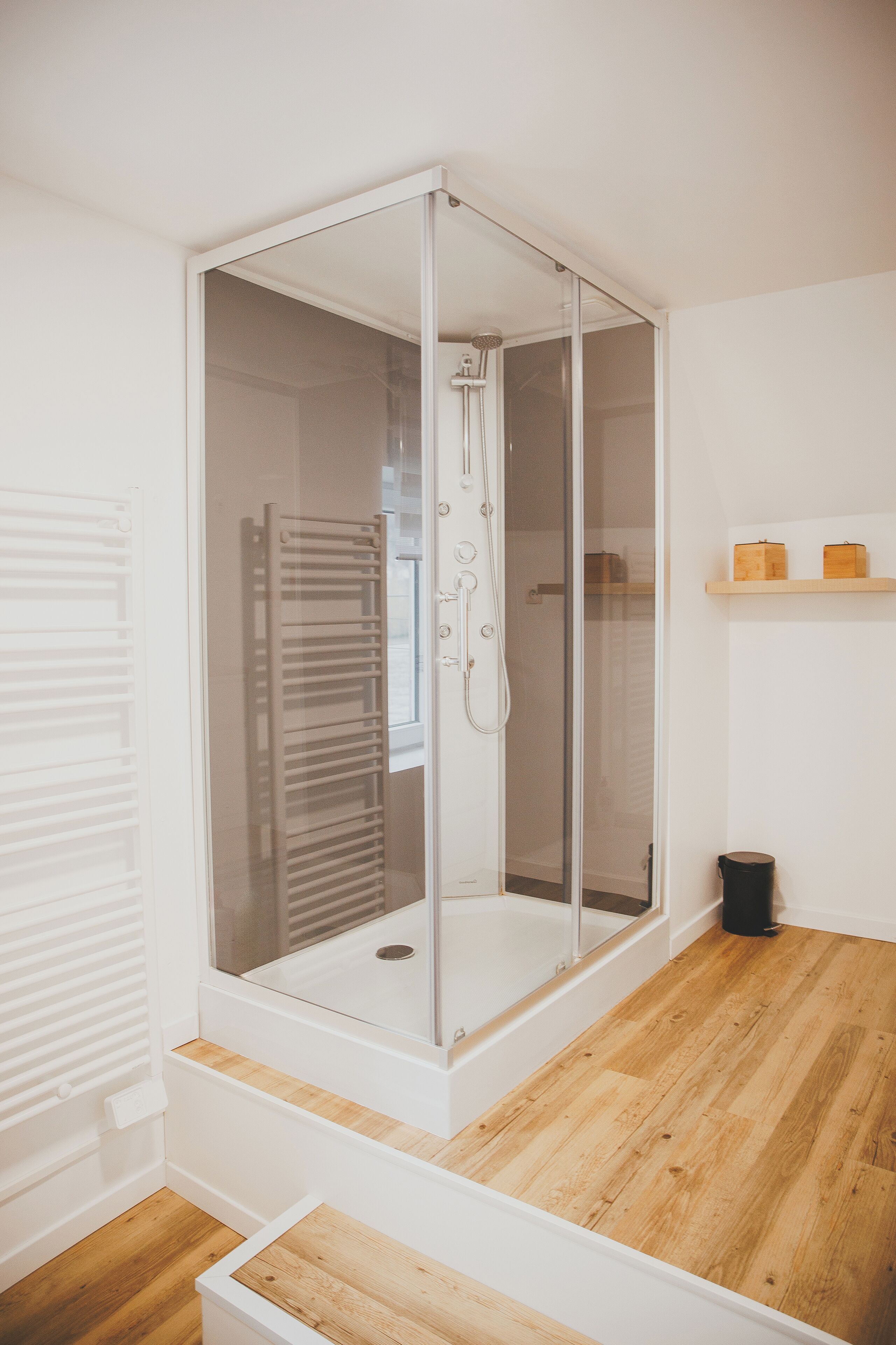 Douche, sèche-cheveux, serviettes fournies, savon