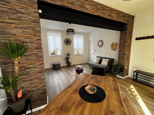 Quiet two-bedroom house on the banks of the Seine with parking space. Outdoor terrace