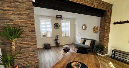 Quiet two-bedroom house on the banks of the Seine with parking space. Outdoor terrace