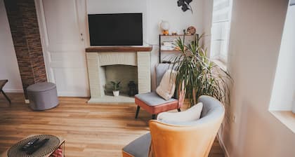 Quiet two-bedroom house on the banks of the Seine with parking space. Outdoor terrace