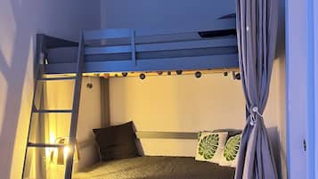 2 slaapkamers, een strijkplank/strijkijzer, reisbedje, gratis wifi