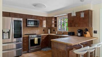 Refrigerador, microondas, horno y parrilla de estufa