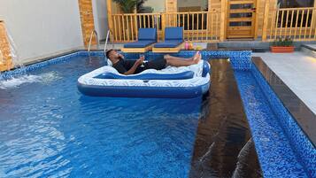 Piscine extérieure, cabanons gratuits