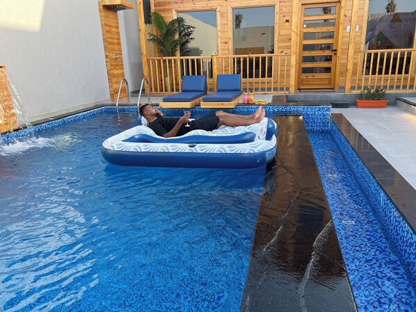 屋外プール、カバナ (無料)