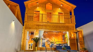Luxury Cottage, Private Pool | 2 bedrooms, blackout curtains, free WiFi, bed sheets