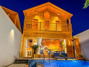 ラグジュアリー コテージ プライベートプール | 2 室のベッドルーム、遮光カーテン、WiFi (無料)、ベッドシーツ