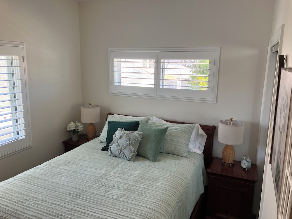 Coastal Island Cottage, walk to the beach and walking paths along the