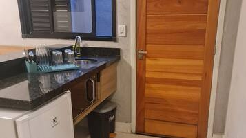 Frigobar, micro-ondas, talheres/pratos/utensílios de cozinha