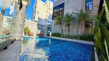 Una piscina al aire libre