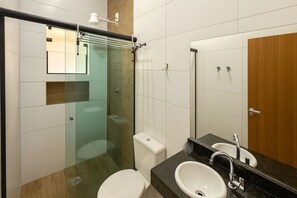 Comfort-Studio | Badezimmer | Dusche, kostenlose Toilettenartikel, Handtücher, Seife