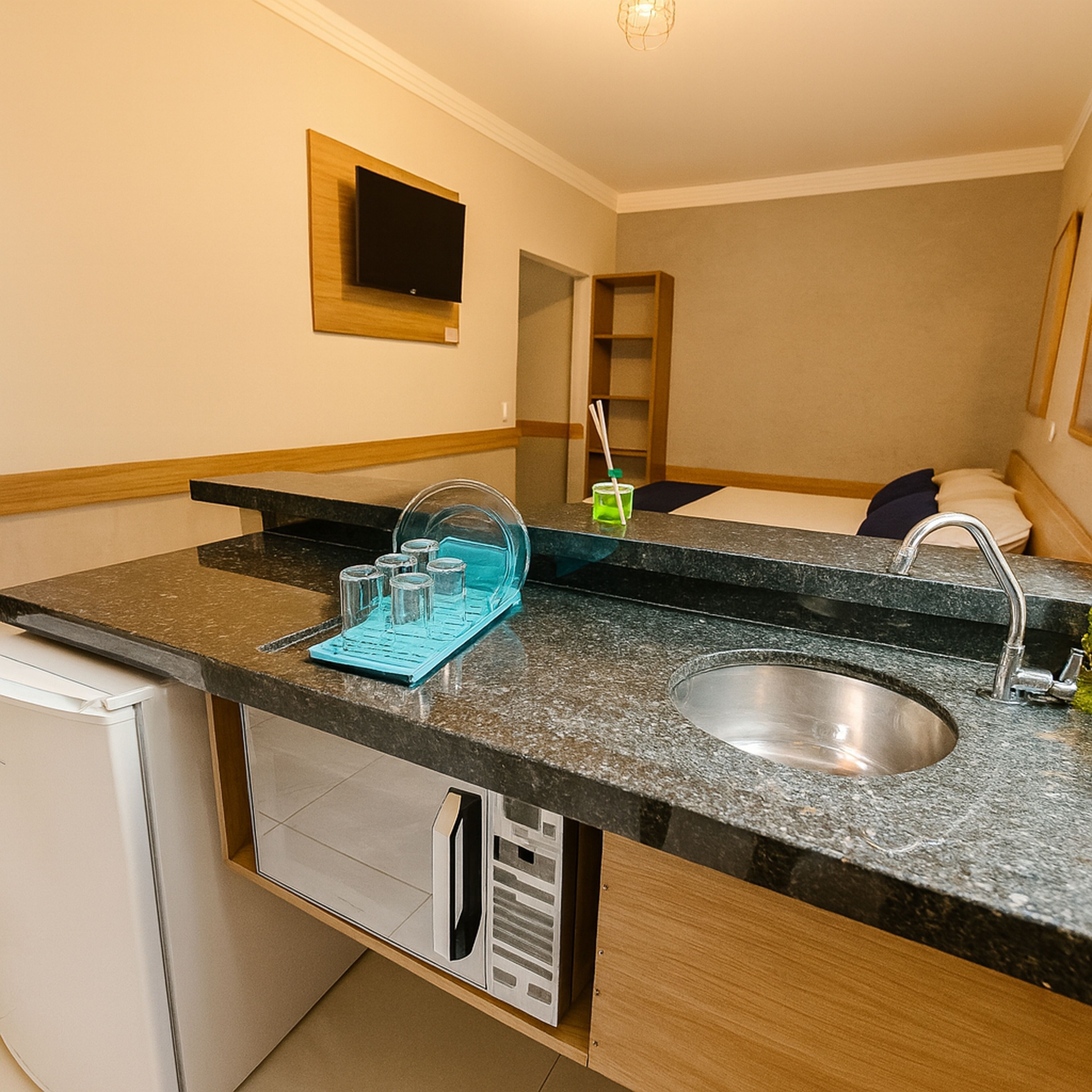 Comfort Studio | Private kitchen | Mini-fridge, microwave, cookware/dishes/utensils