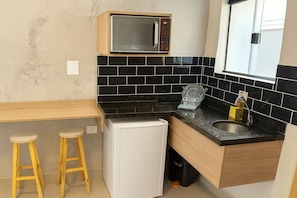 Studio Keluarga | Dapur pribadi | Lemari es kecil, microwave, dan peralatan masak/sendok-piring