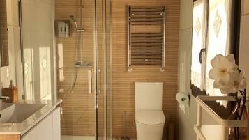 House | Bathroom | Shower, hair dryer, towels