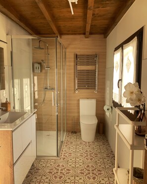 独立别墅 | 浴室 | 淋浴设施、吹风机、毛巾