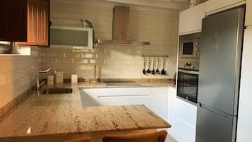 Nhà | Bếp riêng | Tủ lạnh, lò vi sóng, lò nướng, bếp nấu