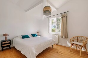 6 bedrooms, iron/ironing board, travel cot, free WiFi