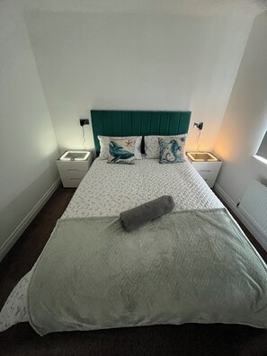 4 bedrooms, desk, iron/ironing board, free WiFi - Detached House great location for easy access to Milton Keynes (Milton Keynes)