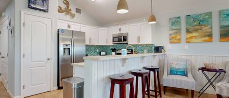 Een koelkast, een magnetron, een oven, een kookplaat