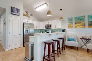 Fridge, microwave, oven, stovetop - Shared Pool, Pet Friendly, Golf Cart Access (Port Aransas)