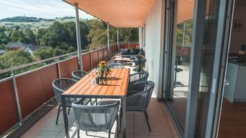 House | Tempat makan luar