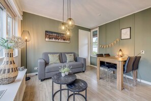 TV - Modern Chalet in the Veluwe (Putten)