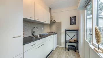 Een koelkast, een microgolfoven, een koffiezetapparaat/waterkoker