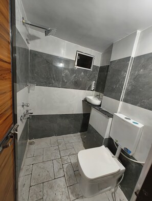 Quarto casal ou duplo superluxo, vista para a cidade | Banheiro | Chuveiro, chinelos, toalhas de banho, sabonete