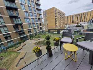 Terrace/patio - Modern, cosy, clean waterside Apartment to feel at home. (Gillingham)