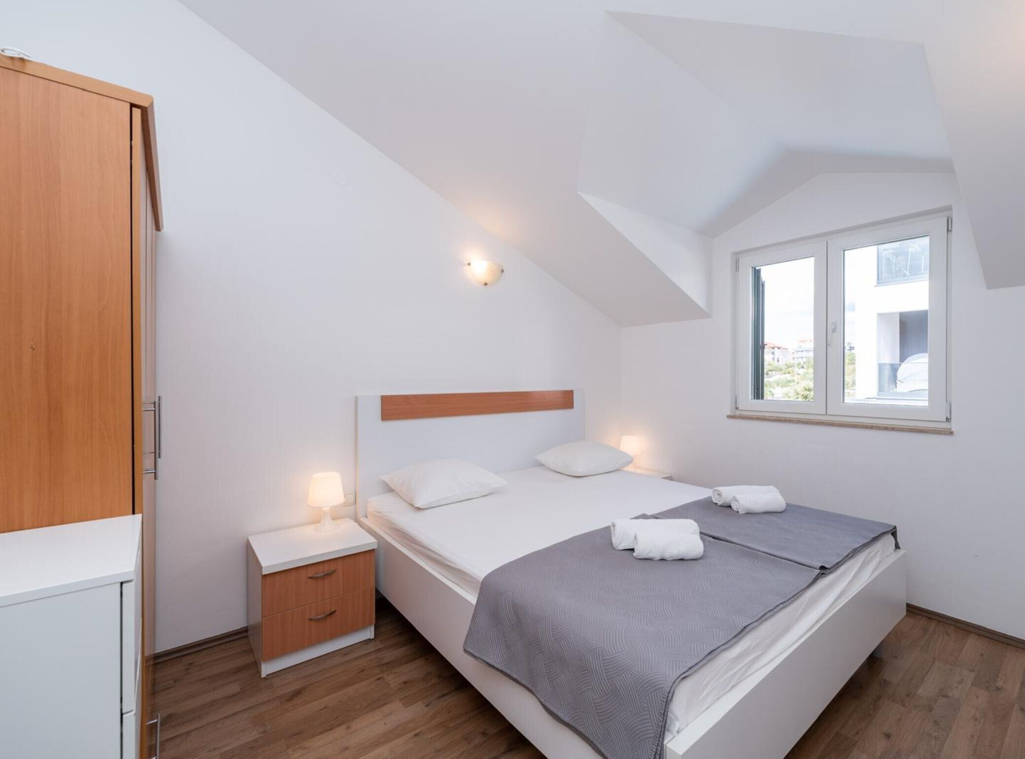 5 bedrooms, iron/ironing board, internet, bed sheets