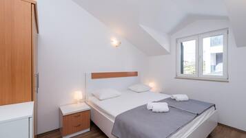 5 bedrooms, iron/ironing board, internet, bed sheets