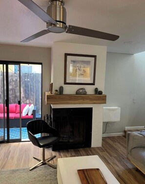Living area - Cozy 2-bedroom condo in charming heart of San Diego close to everything!!! (San Diego)