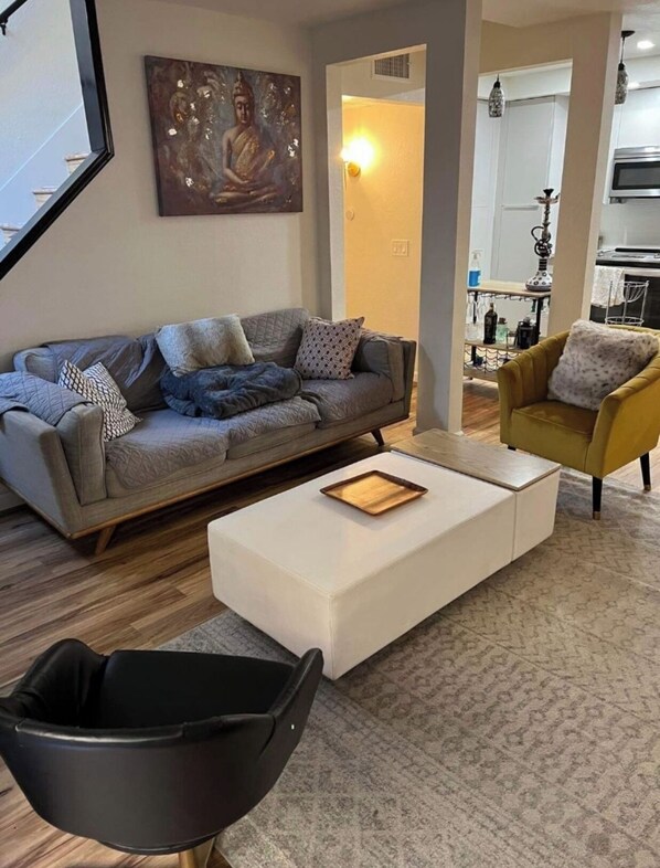 Living area - Cozy 2-bedroom condo in charming heart of San Diego close to everything!!! (San Diego)