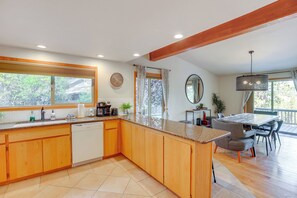 Réfrigérateur, micro-ondes, plaque de cuisson, lave-vaisselle