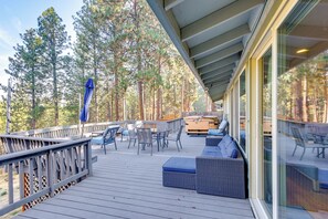 Outdoor dining - Ping-Pong & Private Hot Tub: Family Cabin in Bend! (Bend)