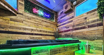Kinky Kabin w/ Hot Tub, Sauna and Rooftop Garden
