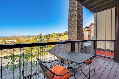 Walk to Slopes: Granby Condo w/ Balcony!