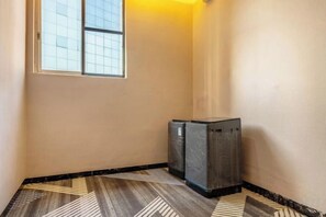 Ein Flur mit einem gemusterten Boden, einem Fenster und zwei Klimaanlagen.