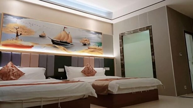 Una habitación de hotel con una cama, un cuadro en la pared y una puerta.