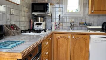 KylskÄp, mikrovÄgsugn, ugn och spishÀll