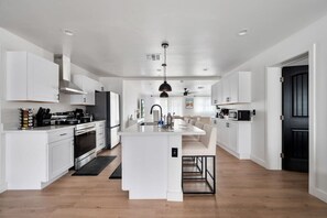 Refrigerador, microondas, horno y parrilla de estufa