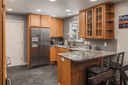 Cozy City Stay - 3bdrm near Airport