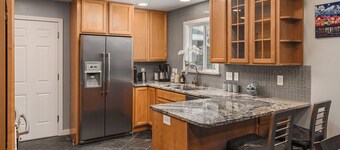 Cozy City Stay - 3bdrm near Airport