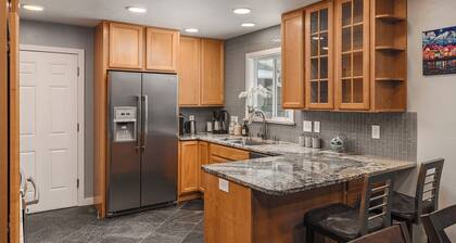 Cozy City Stay - 3bdrm near Airport