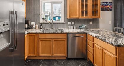 Cozy City Stay - 3bdrm near Airport